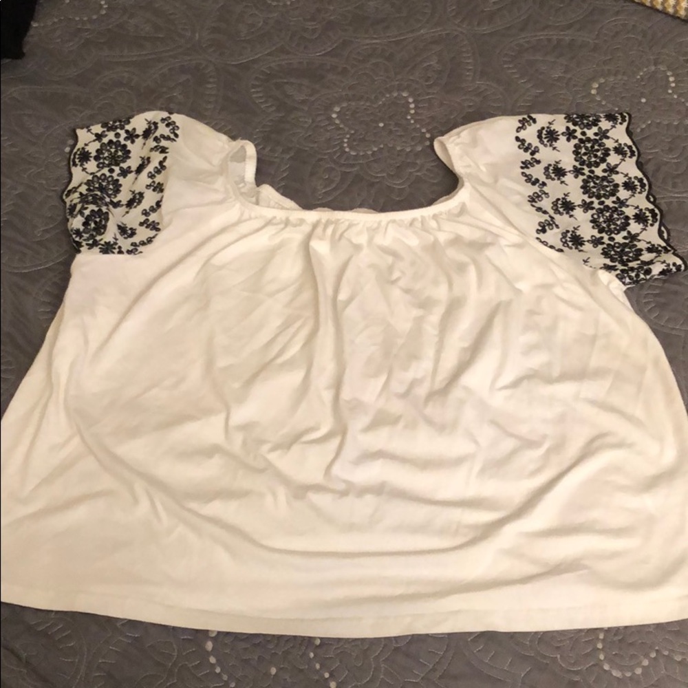 Cute on/off the shoulder peasant top